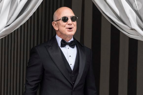 Jeff Bezos quitte l'hôtel Aman pour assister à la cérémonie de mariage sur l'île de San Giorgio avant le mariage de Jeff Bezos et Lauren Sanchez le 27 juin 2025 à Venise, Italie. Photo par Marco Piovanotto/ABACAPRESS.COM