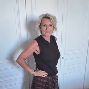 L’animatrice de 63 ans mise sur des modèles longs, fluides et très féminins.

Capture Instagram - Sophie Davant