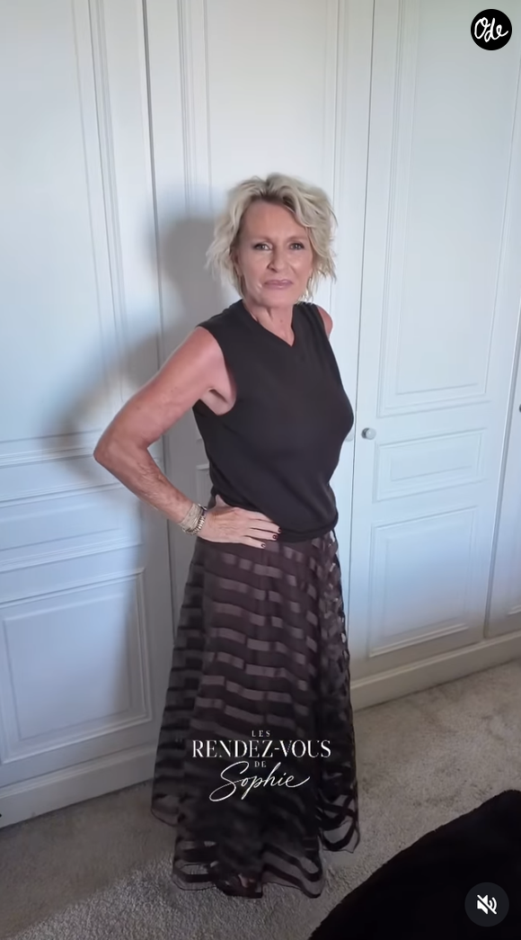 L’animatrice de 63 ans mise sur des modèles longs, fluides et très féminins.

Capture Instagram - Sophie Davant