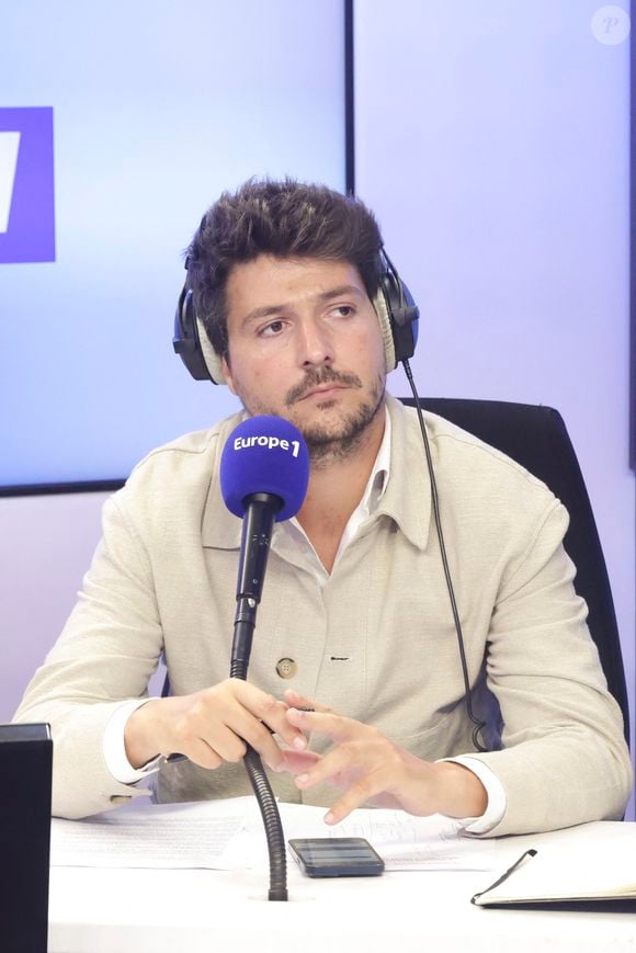 Exclusif - Eliot Deval sur le plateau de l'émission "On marche sur la tête", diffusée en direct sur Europe 1. Le 26 août 2024
© Jack Tribeca / Bestimage