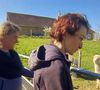 L'éleveuse d'alpagas passe un peu de temps seul à seul avec chacun de ses prétendants, et elle a choisi un moment tout particulier et cocasse pour cela.

Géraldine avec ses prétendants Jérôme et Yannick dans "L'amour est dans le pré"