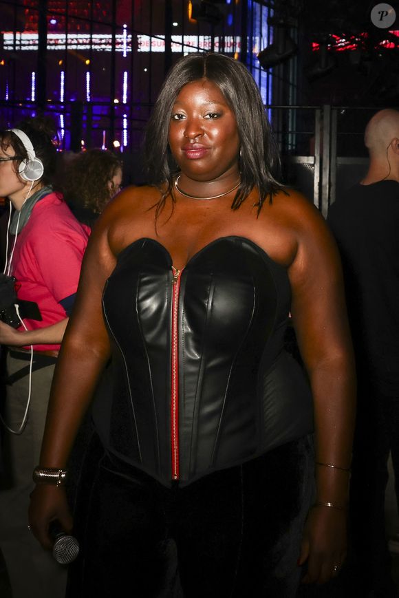 Exclusif - La chanteuse Aïcha N'Doye en backstage du concert du gala de Noël de l'association Tout le monde contre le cancer fête ses 20 ans diffusé le 24 décembre sur M6 à l'Adidas Aren Porte de la Chapelle à Paris, France, le 4 décembre 2025. © Jack Tribeca/Bestimage