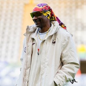 24 février 2026, Londres, Angleterre, Royaume-Uni : Snoop Dogg inspecte le terrain avant le match Sky Bet Championship Swansea City vs Preston North End au Swansea.com Stadium, Swansea, Royaume-Uni le 24 février 2026. (Crédit image : © Andrew Lewis/News Images via ZUMA Press / Bestimage Wire / Bestimage)