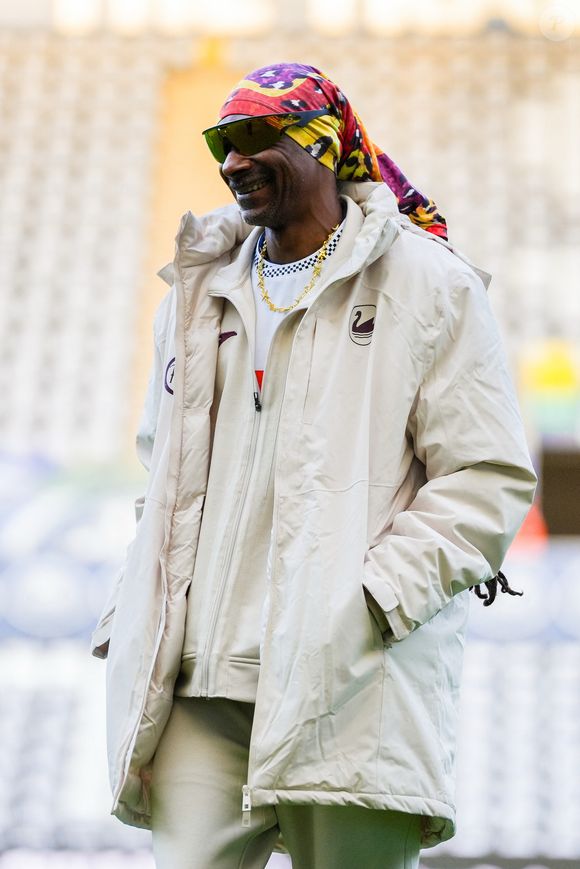 24 février 2026, Londres, Angleterre, Royaume-Uni : Snoop Dogg inspecte le terrain avant le match Sky Bet Championship Swansea City vs Preston North End au Swansea.com Stadium, Swansea, Royaume-Uni le 24 février 2026. (Crédit image : © Andrew Lewis/News Images via ZUMA Press / Bestimage Wire / Bestimage)