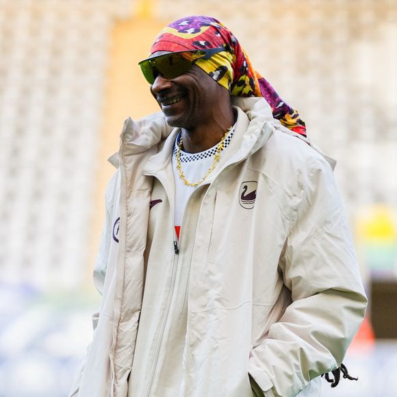 24 février 2026, Londres, Angleterre, Royaume-Uni : Snoop Dogg inspecte le terrain avant le match Sky Bet Championship Swansea City vs Preston North End au Swansea.com Stadium, Swansea, Royaume-Uni le 24 février 2026. (Crédit image : © Andrew Lewis/News Images via ZUMA Press / Bestimage Wire / Bestimage)