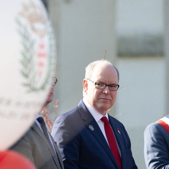 Le Prince Albert II de Monaco et le Maire de Percy Charly Varin assistent à l'ouverture symbolique du marché, le 10 avril 2025 à Percy, France. Photo par David NIVIERE/ABACAPRESS.COM