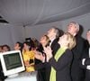 L'empire le plus puissant dans le secteur du luxe, on y compte 70 marques de mode et de cosmétiques, dont Louis Vuitton, Christian Dior.
Bernard Arnault et Hillary Clinton. RINDOFF-BORDE / BESTIMAGE