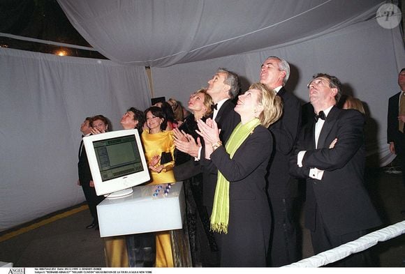 L'empire le plus puissant dans le secteur du luxe, on y compte 70 marques de mode et de cosmétiques, dont Louis Vuitton, Christian Dior.

Bernard Arnault et Hillary Clinton. RINDOFF-BORDE / BESTIMAGE