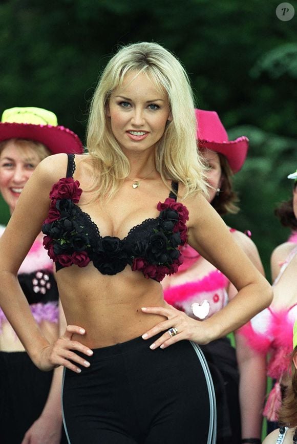 Adriana Karembeu. Mannequin de mode tchèque Lancement du Wonderbra et du Wonderbra Bliss Playtex Moonwalk au profit de l'organisation caritative Breakthrough Breast Cancer. 13 mai 2000. Photo par Dpa/Abaca.