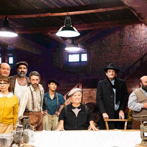 Exclusif - No Web - Emmanuelle Michelet, Jean Leduc, Yann Papin, Benjamin Gauthier, Alexandra Chouraqui, Mimie Mathy, Pierre Palmade, Christophe Canard, Laetitia Vercken - Jour 1 - Enregistrement de l'émission "La Fine Equipe : Le retour !" à Paris, diffusée le 14 janvier sur France 2. Le 3 novembre 2022
© Cyril Moreau-Tiziano Da Silva / Bestimage

SAMEDI 14 JANVIER 2023 A 21H10

LA FINE ÉQUIPE
LE RETOUR !

Productions
Carson Prod
13-34 Productions  
 Franck Saurat


Ecrit par
Pierre Palmade 

Réalisation
Julien Bloch

Après le lancement réussi du premier numéro en juin dernier, La Fine Équipe, la nouvelle création de France télévisions, revient sur France 2 pour débuter l’année sous le signe de l’humour, de la comédie et de la musique !

Orchestré par Pierre Palmade, ce divertissement original crée une nouvelle fois l’événement en réunissant une nouvelle équipe constituée de plusieurs générations d’artistes autour de sketchs inédits et de tableaux musicaux étonnants, conçus spécialement pour l’occasion !

Aux côtés de Pierre Palmade, une quarantaine d’artistes d’exception ont accepté de jouer le jeu parmi lesquels : Laurent Gerra, Michèle Bernier, Arnaud Ducret, Isabelle Nanty, Mimie Mathy, Claudio Capéo, Paul Mirabel, Isabelle Boulay, Élie Semoun, Tristan Lopin, Jenifer, Michel Fau, Claire Nadeau, Tom Villa, Sylvie Testud, Baptiste Lecaplain, Amir, Alex Lutz, Chantal Ladesou, Hélène Ségara, Olivier Sitruk, Robert Charlebois, Arielle Dombasle, Olivier De Benoist, Garou, Régis Laspalès, Patrick Fiori et beaucoup d’autres.

Dans des décors créés sur mesure, tous ces artistes formeront des duos ou des trios inédits pour interpréter des sketchs hilarants : des parodies de série TV (« Les Drôles de Dames », « Columbo », « Starsky et Hutch »), des sketchs autour de personnages célèbres (Marilyn Monroe et John Kennedy, Adam et Ève, Marie et Jésus), des nouvelles versions de sketchs mythiques (« Le colonel » de Pierre Palmade, « Le bottin » de Sylvie Joly) et beaucoup d’autres surprises…

Côté musique, des artistes de variétés seront projetés dans des tableaux musicaux spectaculaires à la rencontre des plus grandes figures de la chanson française…

La Fine Équipe, c’est le défi fou que s’est lancé Pierre Palmade avec ce casting prestigieux. Rire, générosité, bonne humeur et complicité, seront plus que jamais les maitres mots de cette soirée inédite.