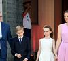 Les jumeaux étaient accompagnés de leurs parents, Charlene et Albert de Monaco.

Le prince Albert II de Monaco, la princesse Charlene et leurs enfants, le prince héréditaire Jacques et la princesse Gabriella - Célébration des 20 ans de règne du prince souverain Albert II de Monaco sur la place du Palais à Monaco, le 19 juillet 2025. © Bruno Bebert/Bestimage