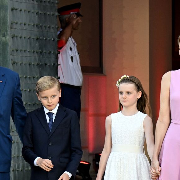 Les jumeaux étaient accompagnés de leurs parents, Charlene et Albert de Monaco.

Le prince Albert II de Monaco, la princesse Charlene et leurs enfants, le prince héréditaire Jacques et la princesse Gabriella - Célébration des 20 ans de règne du prince souverain Albert II de Monaco sur la place du Palais à Monaco, le 19 juillet 2025. © Bruno Bebert/Bestimage