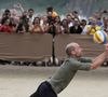 Le prince William a toujours été très sportif.

Le Prince de Galles participe à un match de volley-ball avec des joueurs de l'Institut Levante, une école locale de beach-volley, sur la plage de Copacabana à Rio de Janeiro, au premier jour de sa visite au Brésil pour la remise annuelle du prix Earthshot, le lundi 3 novembre 2025. Photo by Aaron Chown/PA Wire/ABACAPRESS.COM