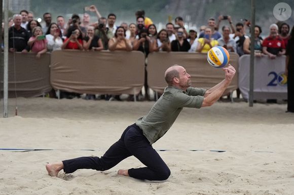 Le prince William a toujours été très sportif.

Le Prince de Galles participe à un match de volley-ball avec des joueurs de l'Institut Levante, une école locale de beach-volley, sur la plage de Copacabana à Rio de Janeiro, au premier jour de sa visite au Brésil pour la remise annuelle du prix Earthshot, le lundi 3 novembre 2025. Photo by Aaron Chown/PA Wire/ABACAPRESS.COM