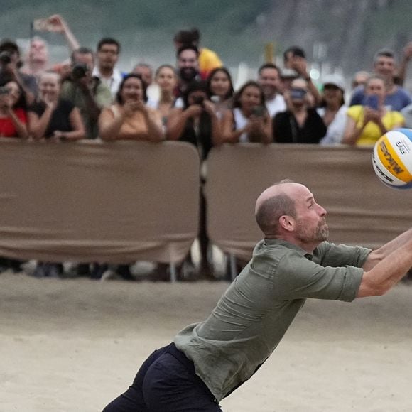 Le prince William a toujours été très sportif.

Le Prince de Galles participe à un match de volley-ball avec des joueurs de l'Institut Levante, une école locale de beach-volley, sur la plage de Copacabana à Rio de Janeiro, au premier jour de sa visite au Brésil pour la remise annuelle du prix Earthshot, le lundi 3 novembre 2025. Photo by Aaron Chown/PA Wire/ABACAPRESS.COM
