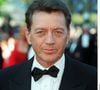 A en croire ses confidences, le père de famille n'aurait cessé de "souffler le chaud et le froid, persistant à la vouvoyer".

Bernard Giraudeau - Montée des marches du 55ème Festival de Cannes en 2002 (FIZET-ARNAL-JACOVIDES / BESTIMAGE).