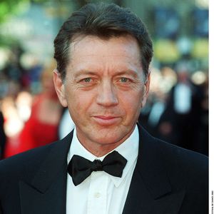 A en croire ses confidences, le père de famille n'aurait cessé de "souffler le chaud et le froid, persistant à la vouvoyer".

Bernard Giraudeau - Montée des marches du 55ème Festival de Cannes en 2002 (FIZET-ARNAL-JACOVIDES / BESTIMAGE).
