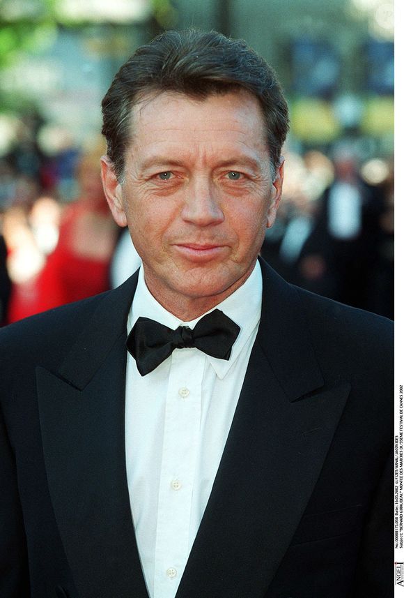 A en croire ses confidences, le père de famille n'aurait cessé de "souffler le chaud et le froid, persistant à la vouvoyer".

Bernard Giraudeau - Montée des marches du 55ème Festival de Cannes en 2002 (FIZET-ARNAL-JACOVIDES / BESTIMAGE).