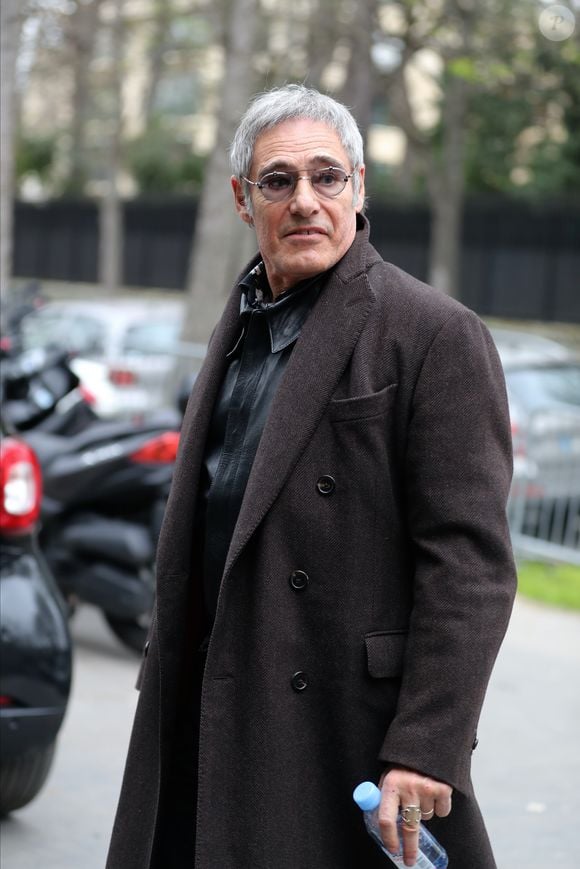 Gérard Lanvin arrive à l'enregistrement de l'émission Vivement Dimanche à Paris le 16 mars 2020 pendant l'épidémie de Coronavirus (COVID-19).
Photo : Agence / Bestimage