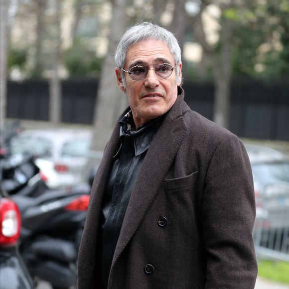 Gérard Lanvin arrive à l'enregistrement de l'émission Vivement Dimanche à Paris le 16 mars 2020 pendant l'épidémie de Coronavirus (COVID-19).

Photo : Agence / Bestimage