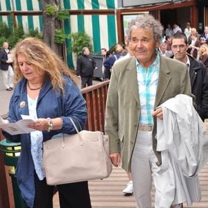 "On a commencé en s'engueulant comme ça", avait-il notamment expliqué.

Archives - Pierre Perret et sa femme Rebecca (Simone Mazaltarim). © JLPPA / Bestimage
