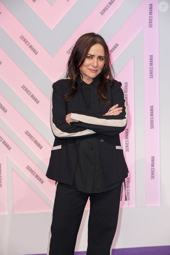 Pamela Adlon au photocall de la cérémonie de clôture du festival Series Mania à Lille le 28 mars 2025.
© Stéphane Vansteenkiste / Bestimage