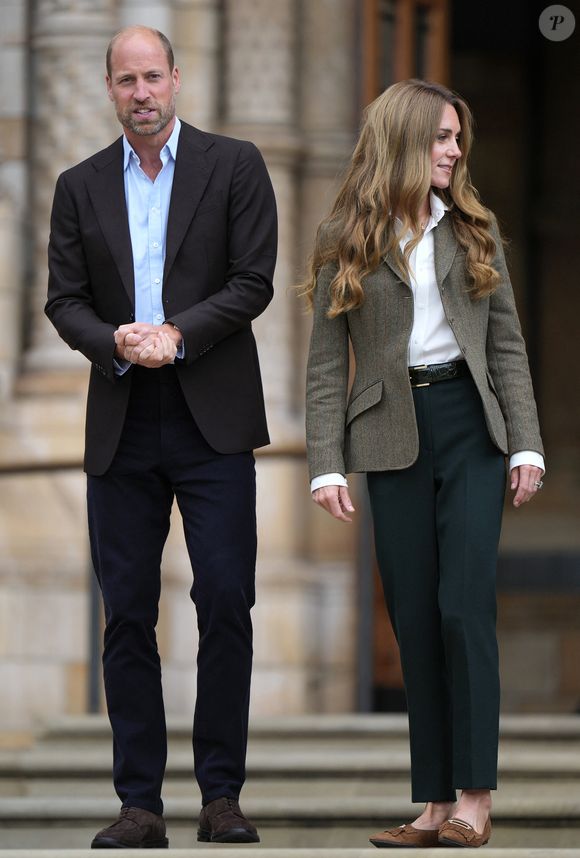 Le prince William, prince de Galles, et Catherine (Kate) Middleton, arborant des cheveux blonds, visitent les jardins, récemment transformés, du musée d'histoire naturelle à Londres, le 4 septembre 2025. © Julien Burton / Bestimage