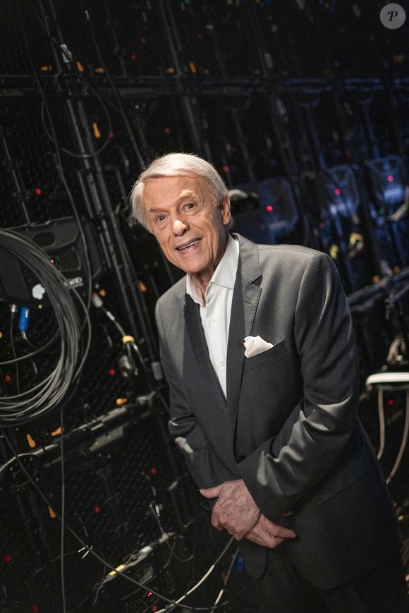 Salvatore Adamo en backstage de l'enregistrement de l'émission "Serge Lama, le dernier rappel" présentée par F. Bollaert, diffusée le vendredi 21 novembre 2025 sur France 3 à 21h10, au théâtre Marigny à Paris, France, le 29 avril 2025. © Clovis-Moreau/Bestimage