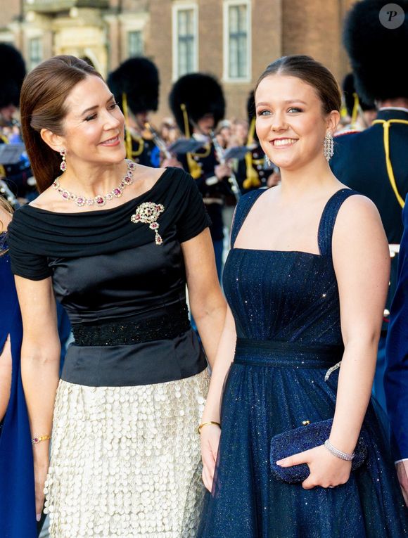 La famille royale assiste à un concert de the Old Stage au Royal Danish Theatre à Copenhague pour les 18 ans de la princesse Isabella de Danemark le 15 avril 2025


Pictured: Queen Mary (La reine Mary de Danemark), Princess Isabella (princesse Isabella de Danemark)