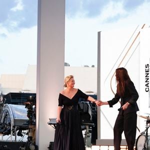 Exclusif - Anne-Elisabeth Lemoine, Anouchka Delon, sur le plateau de C à vous  au Festival de Cannes - Cannes 15/05/2025 - © Jack Tribeca / Bestimage - Plateau de l'émission "C à vous" lors du 78ème Festival International du Film de Cannes le 15 mai 2025. © Jack Tribeca / Bestimage