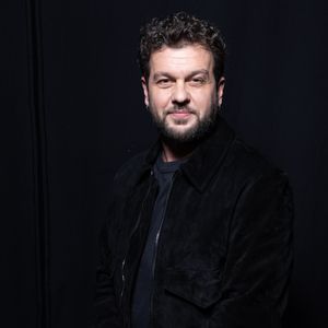 Exclusif - Claudio Capeo en backstage de l'enregistrement de l'émission "La Boîte à secrets", présentée par F.Bollaert et diffusée le 16 janvier 2026 sur France 3, dans les studios du Lendit à Saint-Denis, France, le 16 décembre 2025. © Cyril Moreau/Bestimage