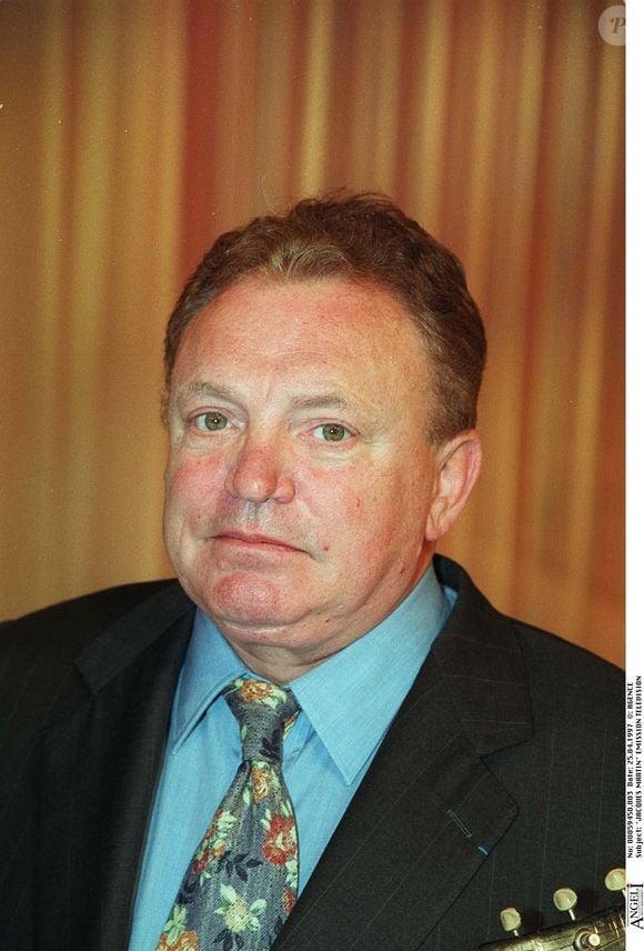 Rongé par un cancer, la star du petit écran passait son dernier jour sur terre face à l'océan, à l'hôtel du Palais. 

Jacques Martin en 1997 © Agence Bestimage