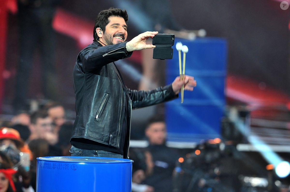 Photo : Nadine, la fan en question, a même eu l'occasion de prendre un  selfie avec le chanteur. Patrick Fiori lors de l'enregistrement de  l'émission "La Chanson de l'Année 2019" aux Arènes