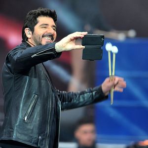 Nadine, la fan en question, a même eu l'occasion de prendre un selfie avec le chanteur.

Patrick Fiori lors de l'enregistrement de l'émission "La Chanson de l'Année 2019" aux Arènes de Nîmes, le 16 mai 2019. 
© Guillaume Gaffiot/Bestimage