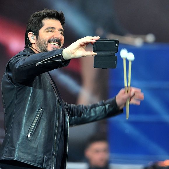 Nadine, la fan en question, a même eu l'occasion de prendre un selfie avec le chanteur.

Patrick Fiori lors de l'enregistrement de l'émission "La Chanson de l'Année 2019" aux Arènes de Nîmes, le 16 mai 2019. 
© Guillaume Gaffiot/Bestimage