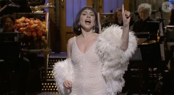 SNL/NBC

Lady Gaga tourne en dérision Joker : Folie à Deux lors de son passage remarqué au Saturday Night Live le 17/02/2025.

Lady Gaga n’a pas manqué d’autodérision en revenant sur l’échec critique de Joker : Folie à Deux, lors de son monologue d’ouverture au Saturday Night Live, qu’elle présentait dans le cadre des célébrations du 50e anniversaire de l’émission.