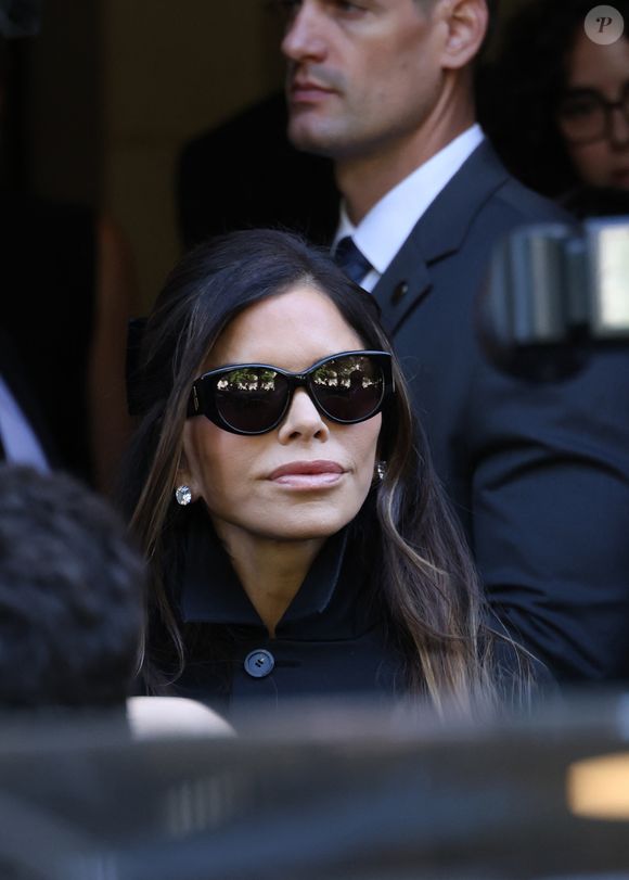 Lauren Sanchez, désormais épouse de Jeff Bezos, a attiré tous les regards dans une silhouette noire sculpturale et des lunettes opaques. 

Lauren Sanchez - Arrivées au défilé Balenciaga Collection Haute Couture Automne/Hiver 2025-2026 lors de la Fashion Week de Paris (PFW), le 9 juillet 2025. 
© Denis Guignebourg / Bestimage