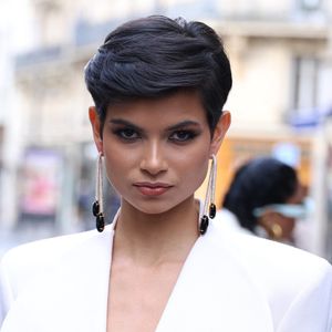 Dans la nuit du jeudi 20 au vendredi 21 novembre 2025 (à 2 heures du matin heure française), Eve Gilles participer à la 74ème édition du concours Miss Univers, qui se déroulera à l'Impact Arena de Pak Kret, au Nord de Bangkok en Thaïlande.

Eve Gilles, Miss France 2024 - au défilé Stéphane Rolland à la Salle Pleyel, "Collection Haute Couture Printemps/Eté 2025" lors de la Fashion Week de Paris (PFW), le 28 janvier 2025.  © Denis Guignebourg / Bestimage
