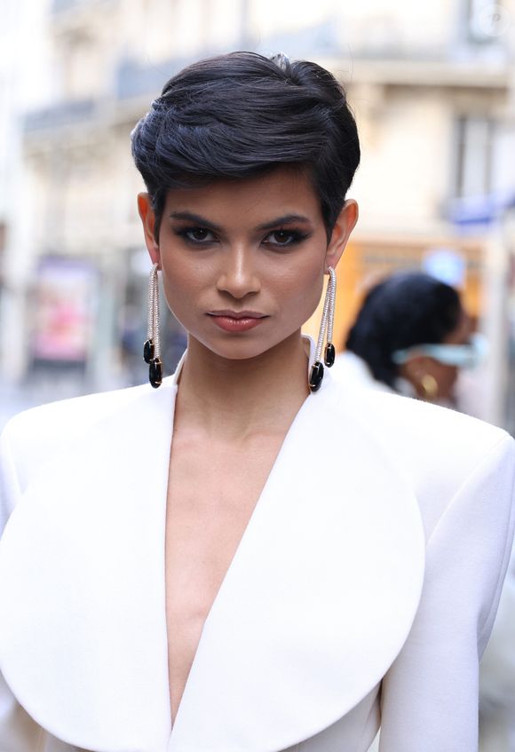 Dans la nuit du jeudi 20 au vendredi 21 novembre 2025 (à 2 heures du matin heure française), Eve Gilles participer à la 74ème édition du concours Miss Univers, qui se déroulera à l'Impact Arena de Pak Kret, au Nord de Bangkok en Thaïlande.

Eve Gilles, Miss France 2024 - au défilé Stéphane Rolland à la Salle Pleyel, "Collection Haute Couture Printemps/Eté 2025" lors de la Fashion Week de Paris (PFW), le 28 janvier 2025.  © Denis Guignebourg / Bestimage
