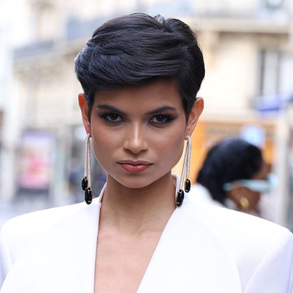 Dans la nuit du jeudi 20 au vendredi 21 novembre 2025 (à 2 heures du matin heure française), Eve Gilles participer à la 74ème édition du concours Miss Univers, qui se déroulera à l'Impact Arena de Pak Kret, au Nord de Bangkok en Thaïlande.

Eve Gilles, Miss France 2024 - au défilé Stéphane Rolland à la Salle Pleyel, "Collection Haute Couture Printemps/Eté 2025" lors de la Fashion Week de Paris (PFW), le 28 janvier 2025.  © Denis Guignebourg / Bestimage