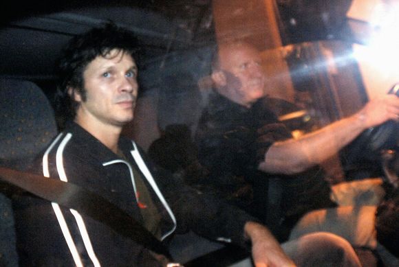 Le chanteur français Bertrand Cantat quitte sa prison quelques minutes après minuit à Muret, près de Toulouse, France, le 16 octobre 2007.  Photo par ABACAPRESS.COM