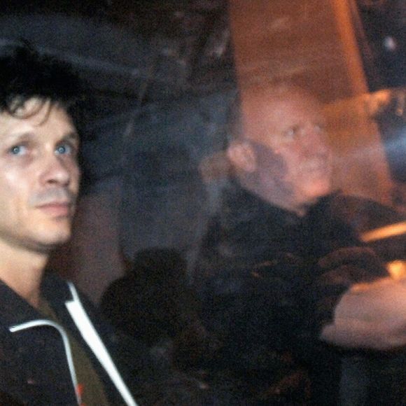 Le chanteur français Bertrand Cantat quitte sa prison quelques minutes après minuit à Muret, près de Toulouse, France, le 16 octobre 2007.  Photo par ABACAPRESS.COM