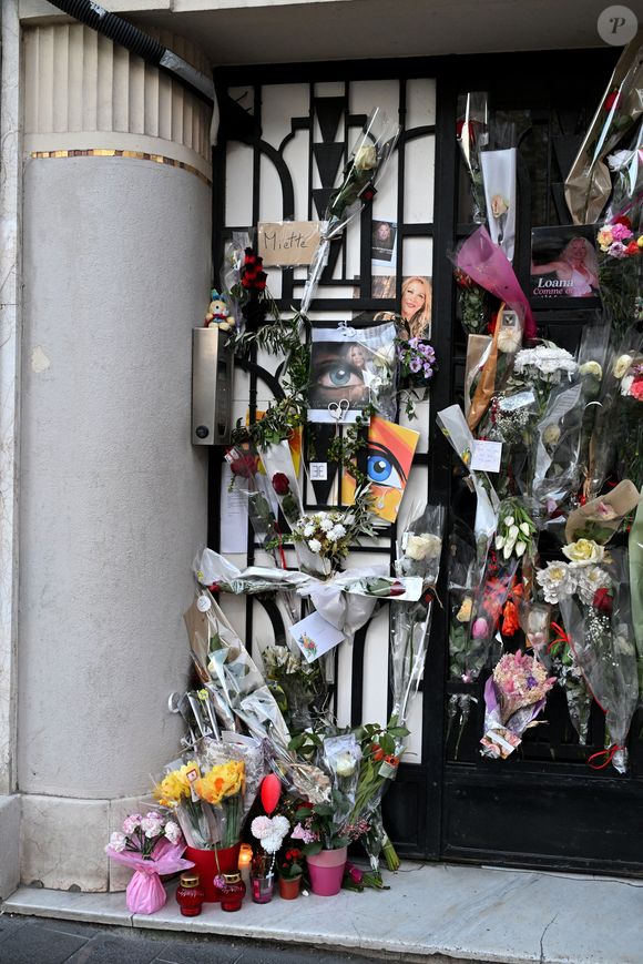 Illustration des fleurs déposées devant l'immeuble de Loana Petrucciani à Nice le 30 mars 2026., 5 jours après que les pompiers l'ont découvert sans vie dans son appartement de la rue Gounod à Nice. © Bruno Bebert / Bestimage