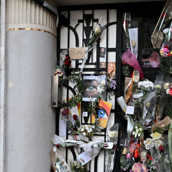 Illustration des fleurs déposées devant l'immeuble de Loana Petrucciani à Nice le 30 mars 2026., 5 jours après que les pompiers l'ont découvert sans vie dans son appartement de la rue Gounod à Nice. © Bruno Bebert / Bestimage
