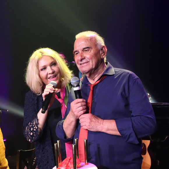 Michel Fugain de son côté file aujourd'hui le parfait amour avec Sanda.

Michel Fugain et sa femme Sanda avec le gâteau d'anniversaire à la fin du concert "Michel Fugain fait Bandapart" pour les 80 ans du chanteur à Bobino à Paris le 12 Mai 2022. © Bertrand Rindoff/Bestimage