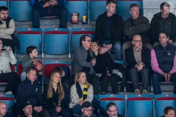 Les images parlent d'elles-mêmes !

La princesse Victoria de Suède, son mari le prince Daniel et les princes Oscar et Alexander aux demi-finales de la HockeyAllsvenskan à Stockholm en Suède, le 11 avril 2025
