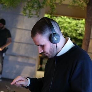 Jérémy Chatelain présente son nouveau clip "Carton à droite" en avant-première à l’Apple Store des Champs-Elysées à Paris le 21 mars 2019. Jérémy apprendra par la suite au public comment remixer son propre clip avec Garage Band, sur iPad. 

© Denis Guinebourg / Bestimage