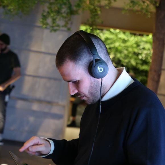 Jérémy Chatelain présente son nouveau clip "Carton à droite" en avant-première à l’Apple Store des Champs-Elysées à Paris le 21 mars 2019. Jérémy apprendra par la suite au public comment remixer son propre clip avec Garage Band, sur iPad. 

© Denis Guinebourg / Bestimage