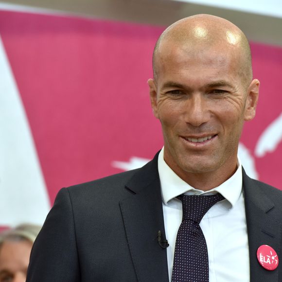 Zizou est un grand-père heureux 
Zinédine Zidane, parrain de l'association lors de la dictée ELA à l'école Marseille à Paris, le  pour le lancement de la campagne nationale contre la maladie et le handicap de l’association européenne contre les leucodystrophies (ELA).