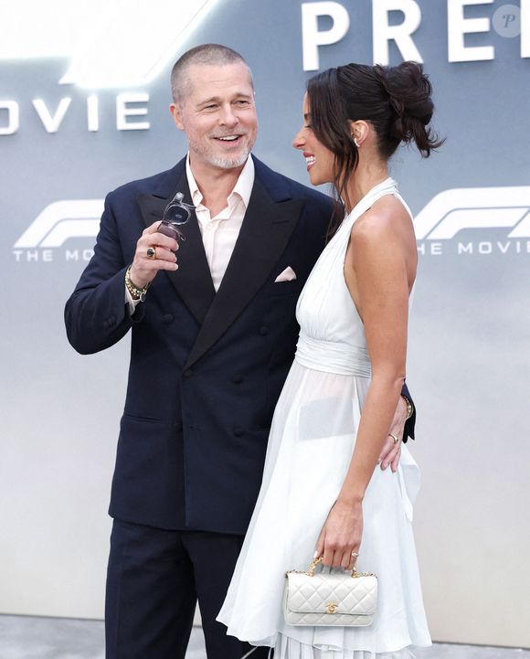 Brad Pitt et Ines de Ramon arrivent sur le tapis rouge de la première mondiale de "F1" d'Apple Original Films & Warner Bros. Pictures à Times Square le lundi 16 juin 2025 à New York City. Photo by John Angelillo/UPI/ABACAPRESS.COM